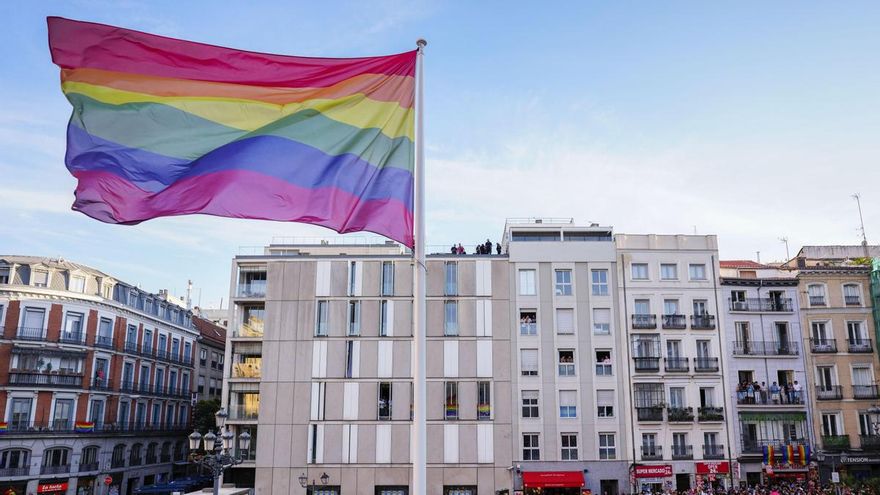 Imagen de la Plaza Pedro Zerolo de Madrid donde se celebra este miércoles el acto inaugural del Orgullo 2026. EFE / Borja Sánchez-Trillo.