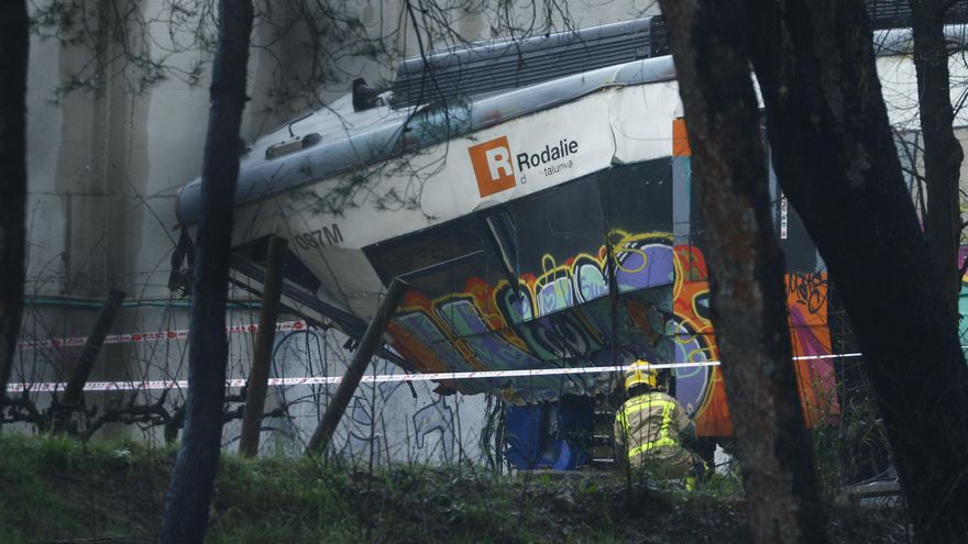 Un bombero revisa este miércoles el tren de Rodalies descarrilado el día anterior en Barcelona.