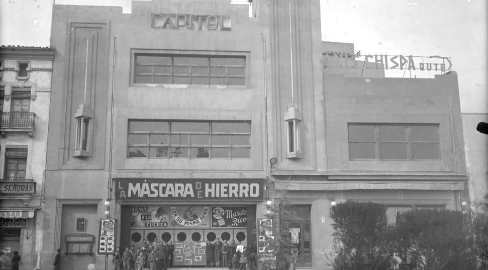 El cine Capitol de Albacete, con las clásicas carteleras pintadas a mano por José Esparcia, a mitad de los años 40 del siglo XX