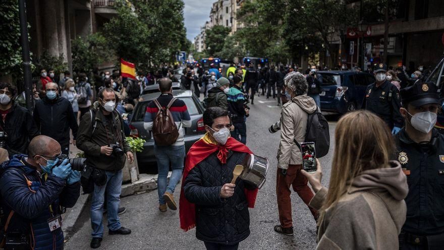 Manifestantes y policías en las protestas contra el confinamiento en el centro de Madrid.