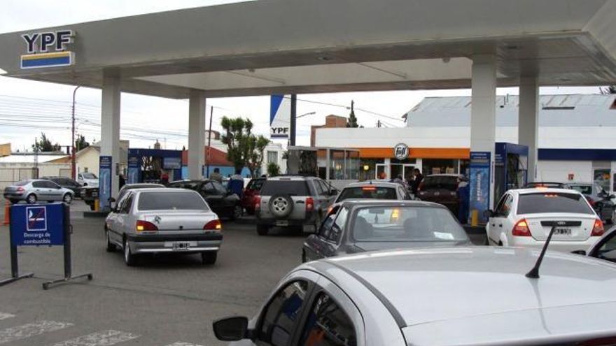 Estacioneros informan aumento de la nafta y el gasoil en el interior, pero YPF afirma que es un "reordenamiento"