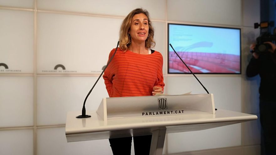 La diputada de la CUP en el Parlament Laia Estrada en rueda de prensa en el Parlament