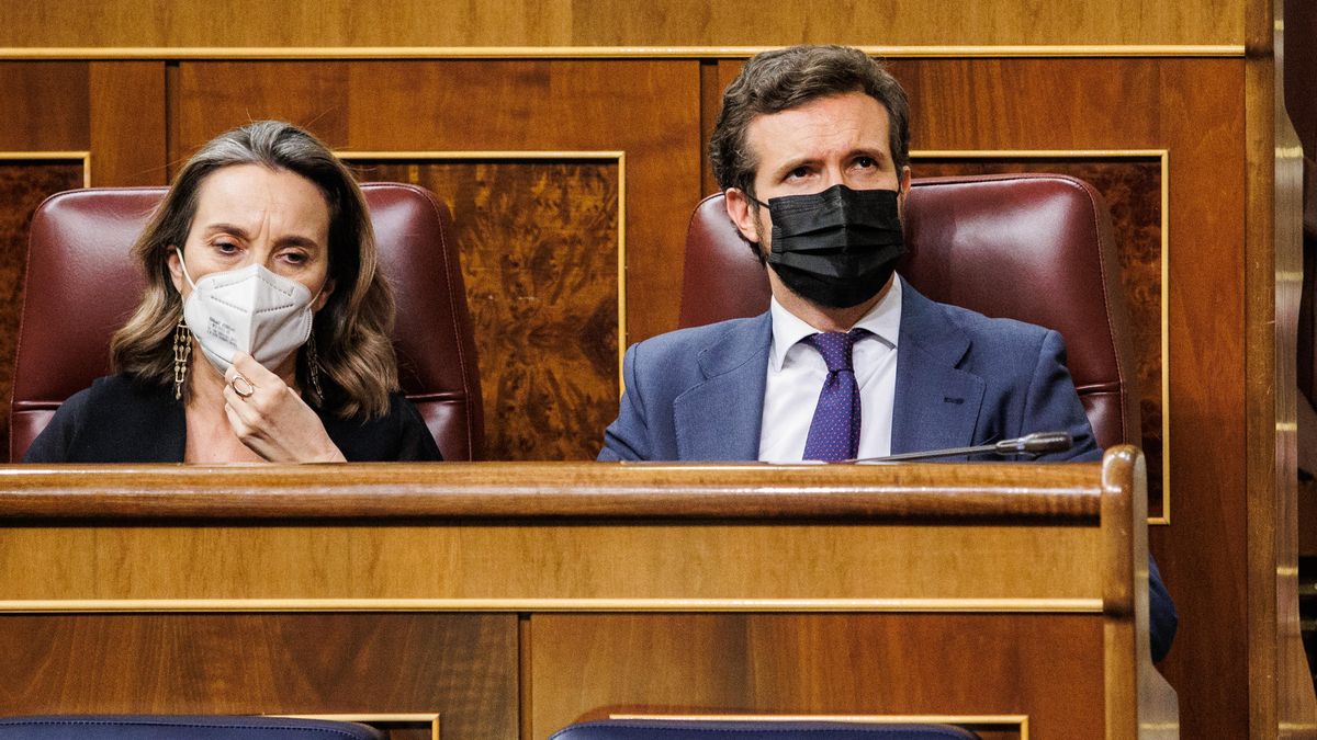 La portavoz parlamentaria del PP, Cuca Gamarra y el presidente del PP, Pablo Casado, conversan en una sesión plenaria, en el Congreso de los Diputados, a 1 de febrero de 2022, en Madrid (España).