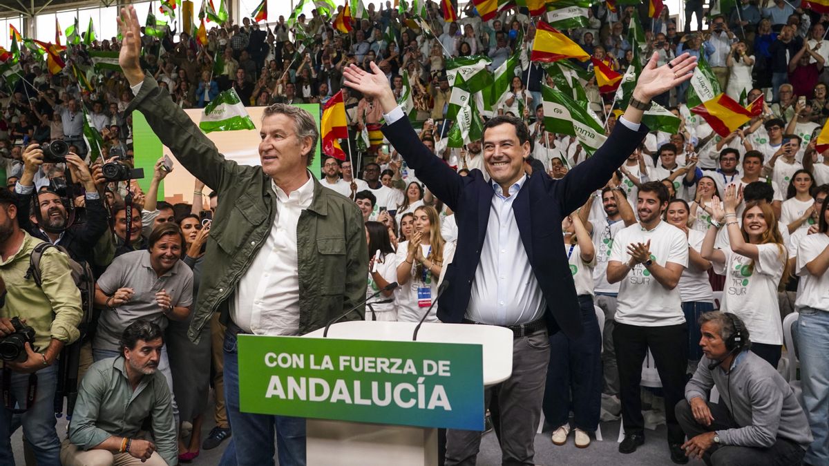 Alberto Núñez Feijóo y Juanma Moreno Bonilla saludan a los asistentes al mitin de Málaga de este domingo.