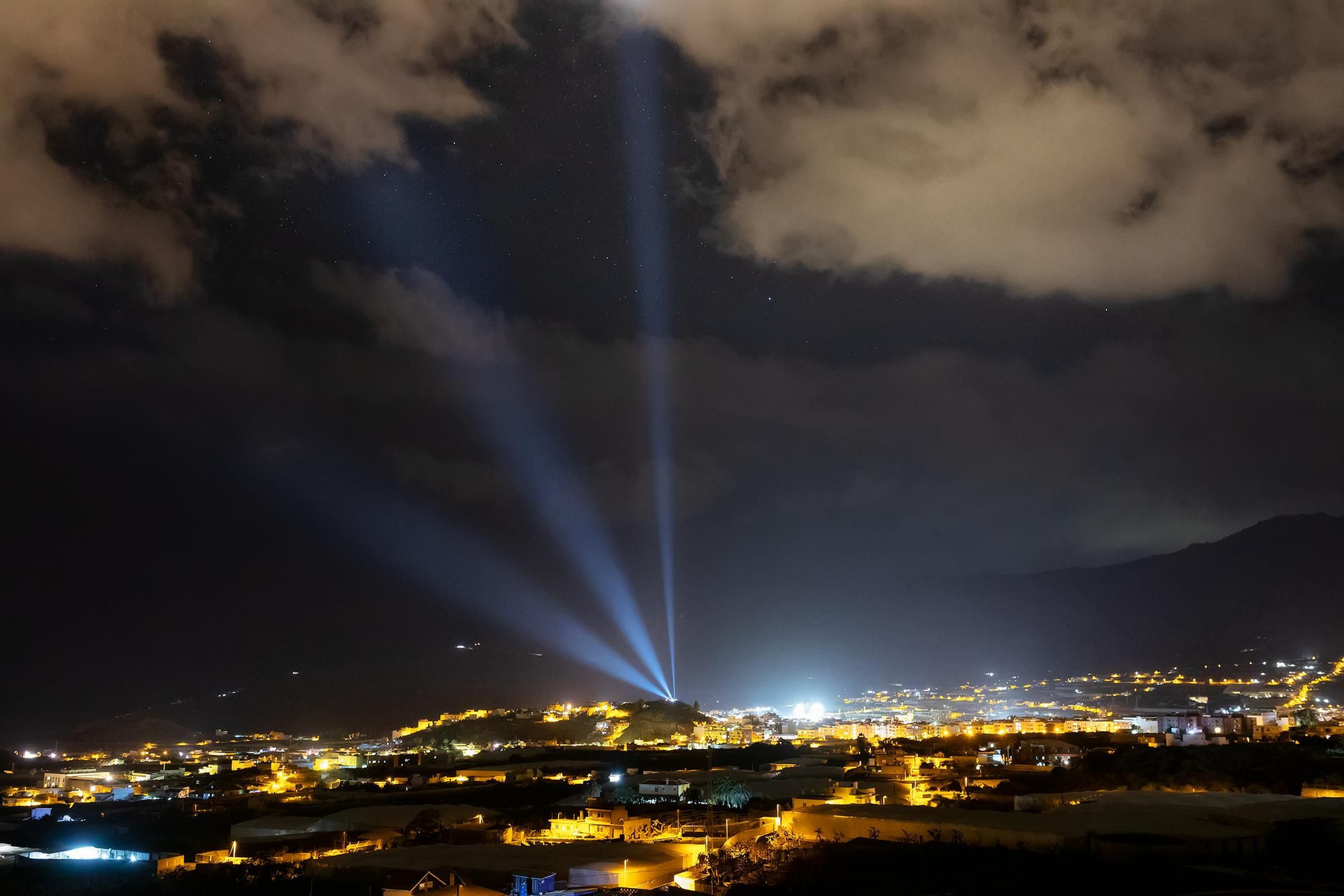 Tres columnas de luz representan esta Navidad a Las Manchas, Todoque y La Laguna