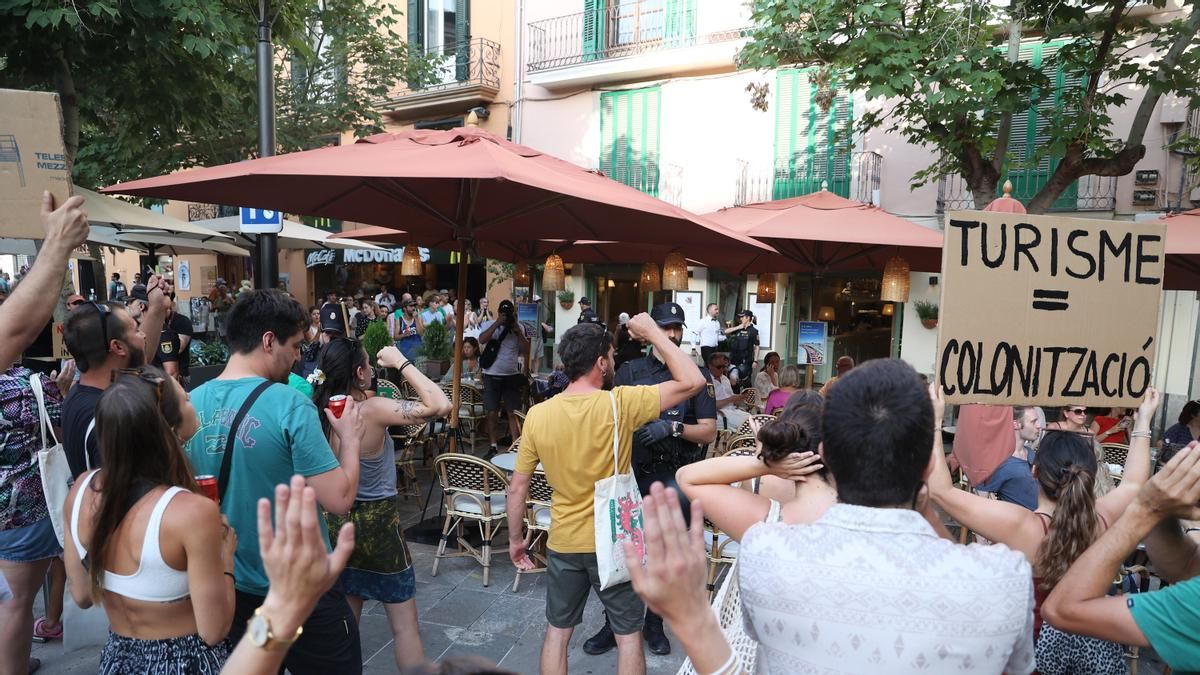 El Govern balear condemna la "vandalització" de comerços i demana als manifestants contra el turisme que siguin "pacífics"