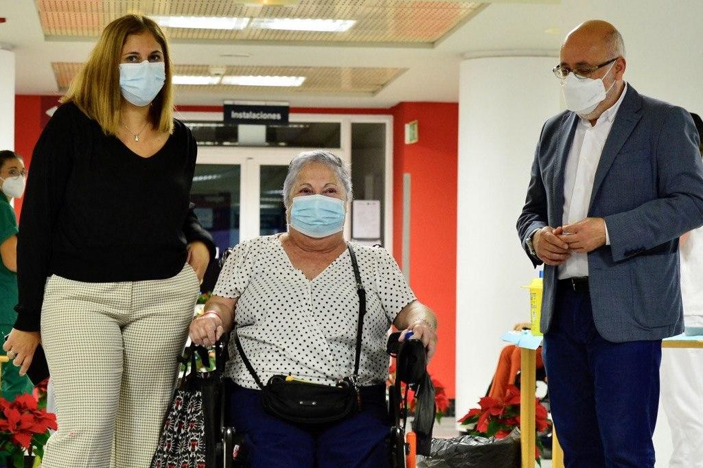 La consejera Isabel Mena; la primera mujer vacunada en Gran Canaria, Mari Carmen Déniz y el presidente del Cabildo de la isla, Antonio Morales.