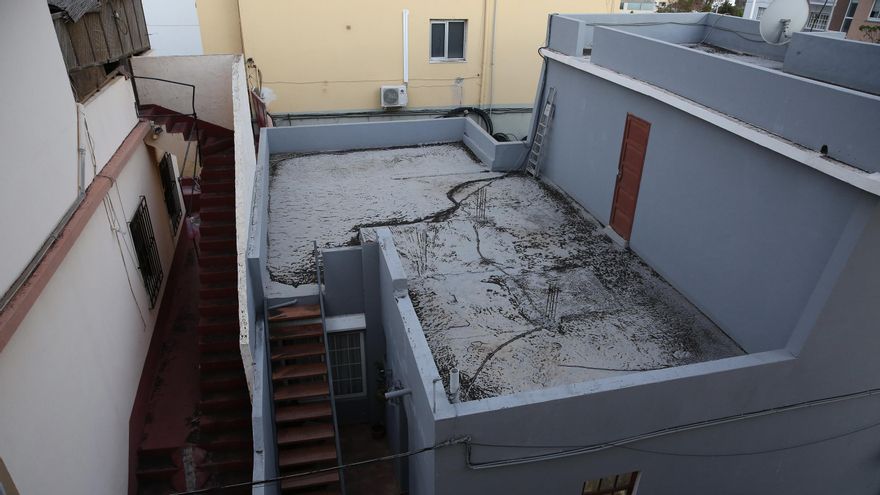Cenizas del volcán sobre una azotea en Los Llanos. / FOTO: ALEJANDRO RAMOS