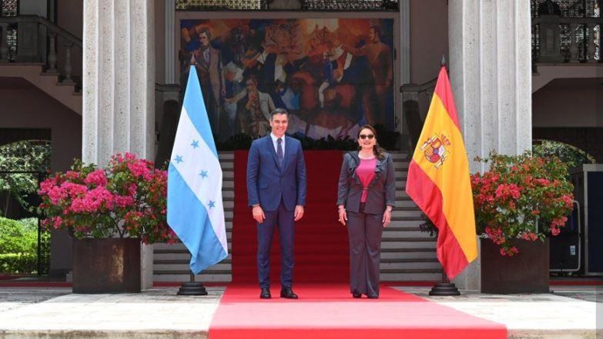 El presidente del Gobierno, Pedro Sánchez, junto a la presidenta de Honduras, Xiomara Castro