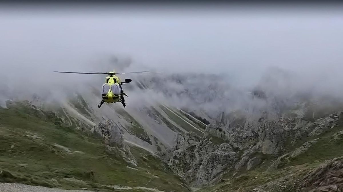 Complejo rescate entre la niebla de Picos de Europa de una montañera indispuesta en el camino a Collado Jermoso