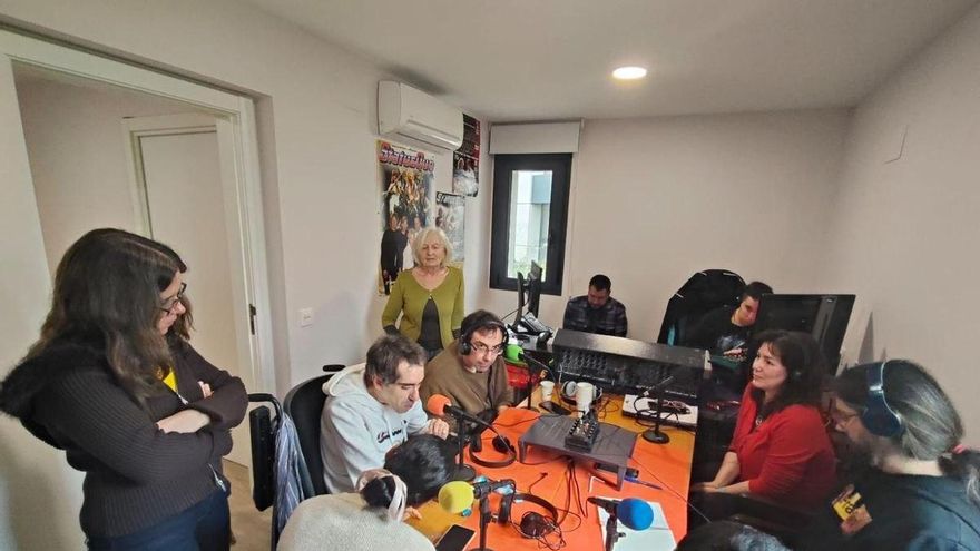 El concejal 'aguafiestas' de Almeida expulsa de un local a una radio crítica que da voz a personas con discapacidad