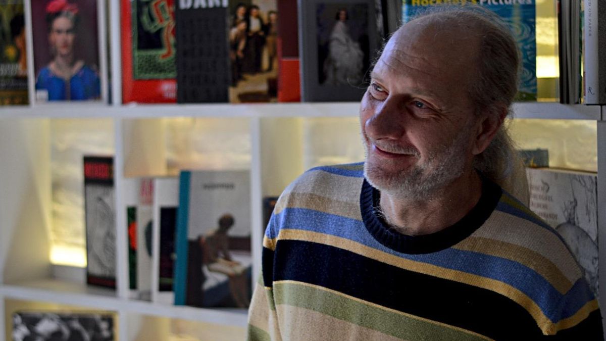 Luis Sagasti nació y vive en Bahía Blanca, donde además de escribir trabaja como docente.