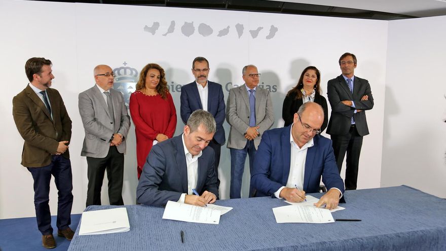 El presidente Clavijo firma en 2018 los convenios con los representantes de los cabildos para construir residencias.