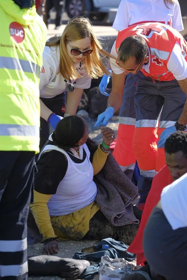 27 personas atendidas por servicios de emergencia en la playa de El Burrero. (EFE/Ángel Medina G).
