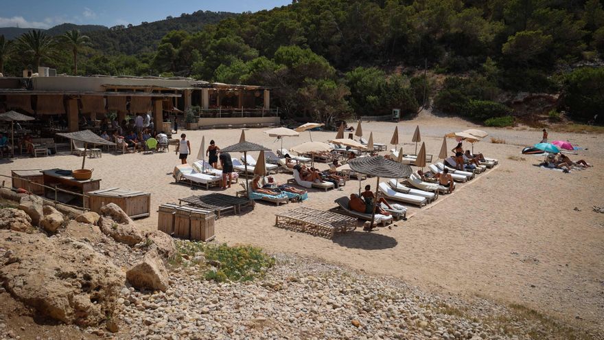 Villas de lujo y 'beach clubs' colonizan con hamacas las calas de Ibiza y hartan a los vecinos: "La playa es un espacio público"