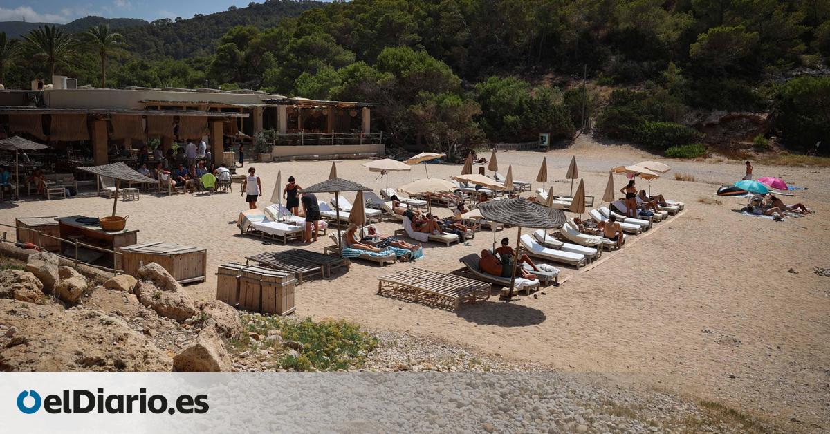 Villas de lujo y 'beach clubs' colonizan con hamacas las calas de Ibiza y hartan a los vecinos: “La playa es un espacio público”