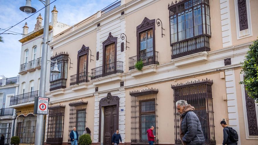 Fachada de la Casa Lazaga en la calle Real de San Fernando (Cádiz)