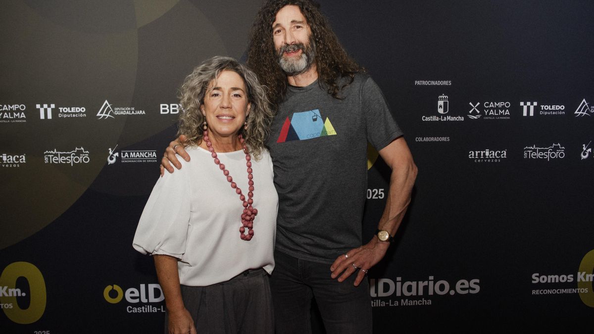Marta Medina, concejala del PSOE en Toledo junto a Víctor Manuel Carrillo, uno de los responsables del Círculo del Arte donde se celebró el acto de Reconocimientos Somos Km.0 de ElDiario.es Castilla-La Mancha
