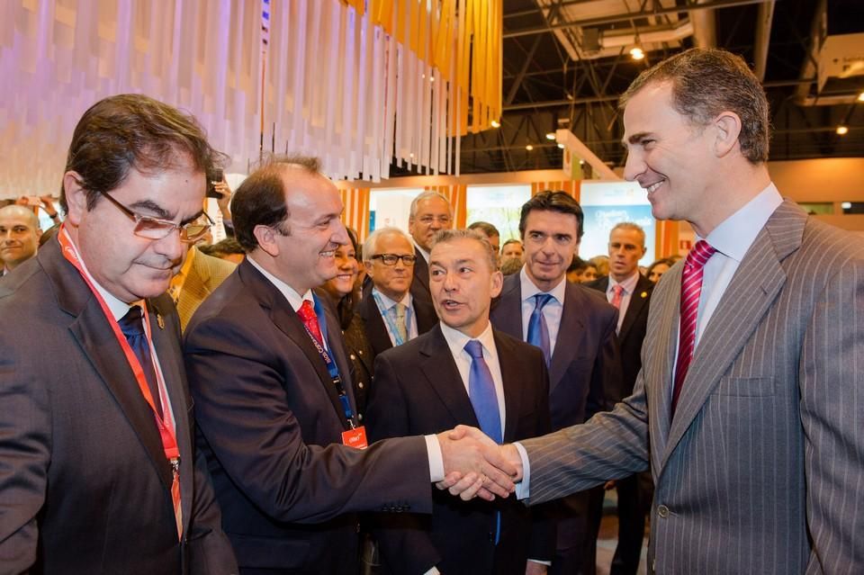 Los Príncipes saludan a los representantes de Canarias.
