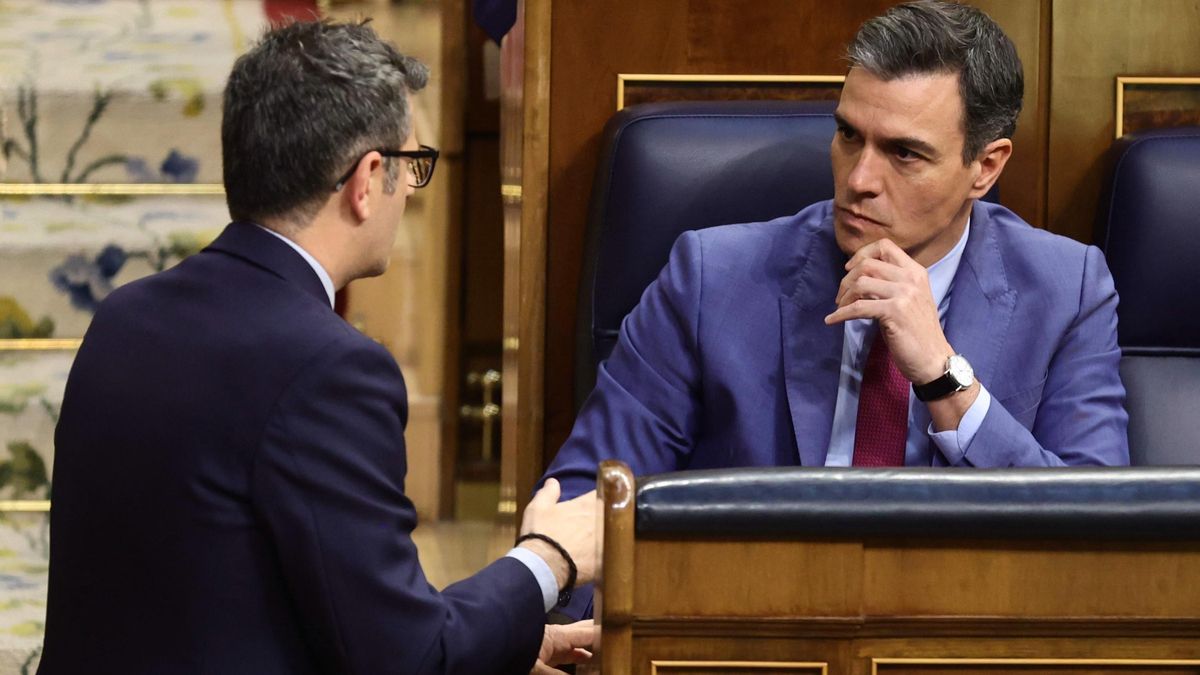 El ministro de la Presidencia, Félix Bolaños (i), y el presidente del Gobierno, Pedro Sánchez, conversan en el Congreso de los Diputados, a 28 de abril de 2022, en Madrid (España).