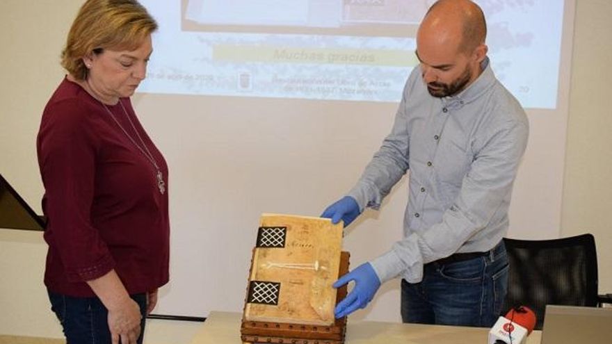 El Ayuntamiento de Mazarrón restaura su libro de actas desde el año 1631 al 1637 de la mano de la empresa ConservaDO