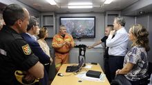 El president Puig en el puesto de mando del incendio forestal de Bolbaite, en la localidad de Anna