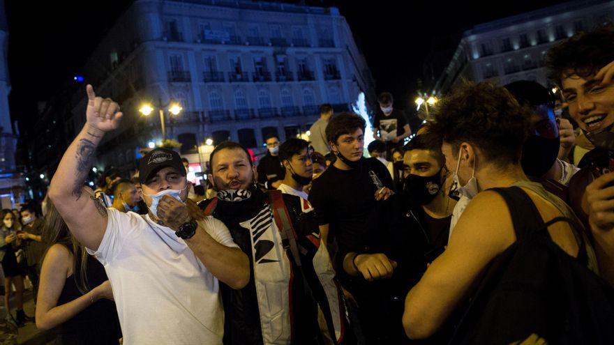 Ambiente en la Puerta del Sol de Madrid tras el fin del estado de alarma. EFE/Luca Piergiovanni.