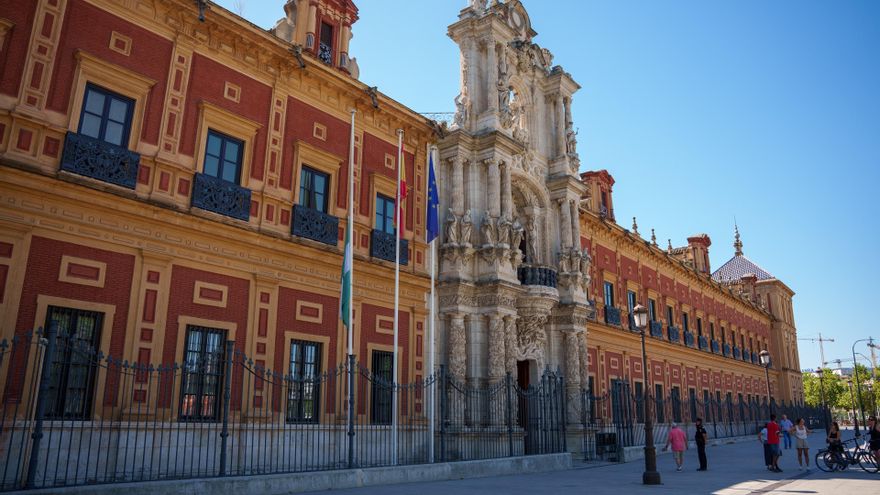 Archivo - La bandera de Andalucía ondea a media asta en el Palacio de San Telmo por respeto a los tres días de luto oficial decretados en la comunidad por el fallecimiento del consejero José Carlos Gómez Villamandos. Imagen de archivo.