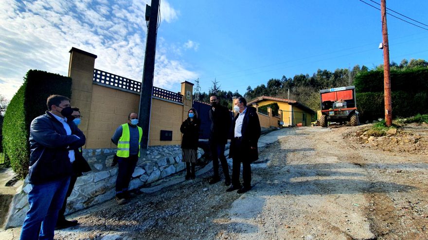 El alcalde, Javier López Estrada, y los concejales José Manuel Cruz Viadero y Pedro Pérez Noriega visitan las obras de saneamiento en Torres Arriba