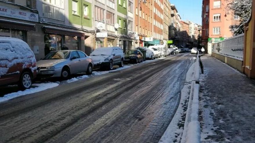 Grúas en la complicadísima Plaza del Espolón, esta mañana.