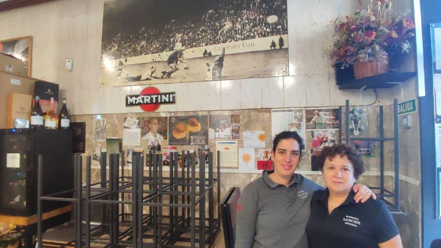 Bar Sanchís, la marisquería familiar de pasado futbolero que resiste a la pérdida de identidad en la hostelería de Retiro