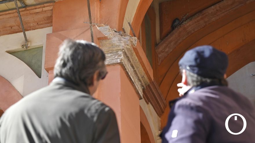 Un camión se atasca al entrar en La Corredera y derriba parte del Arco Alto