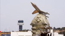 El avión de la estatua de Ripollés es el único que sobrevuela el aeropuerto castellonense