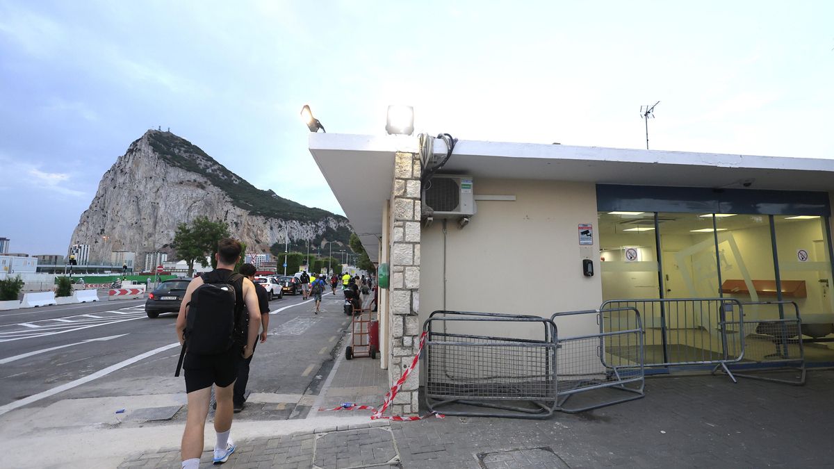 La literatura también cruza la verja: los escritores de Gibraltar celebran el fin de la frontera para "sentirnos más nosotros"
