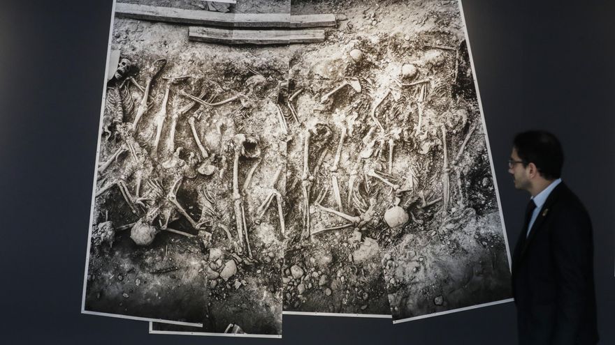 España y Colombia cruzan miradas sobre sus fosas comunes en una exposición en Bogotá