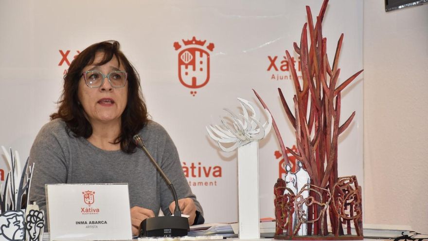 Inma Abarca, junto a las maquetas de los nuevos monumentos que se instalarán en Xàtiva.