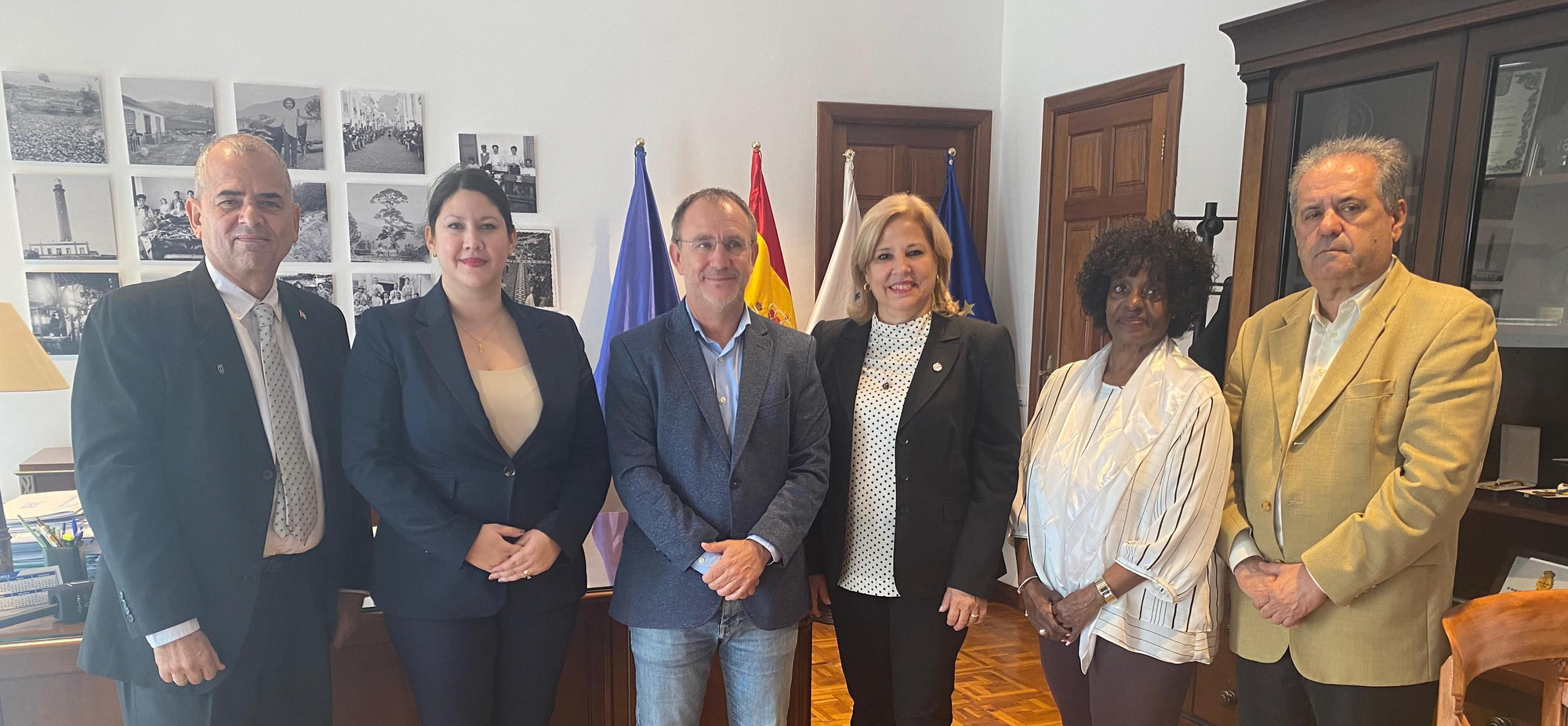 Recibimiento en la sede del Cabildo de las autoridades cubanas.