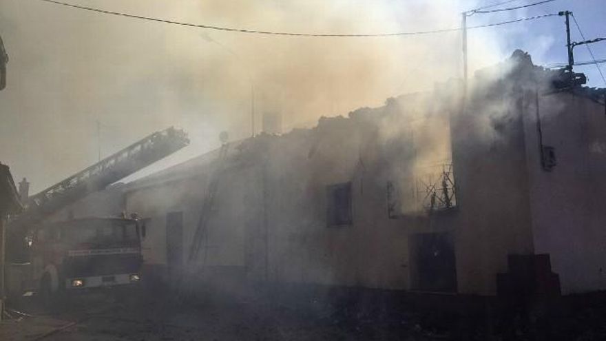 Incendio de una vivienda en Valduvieco. / Foto: Bomberos de León