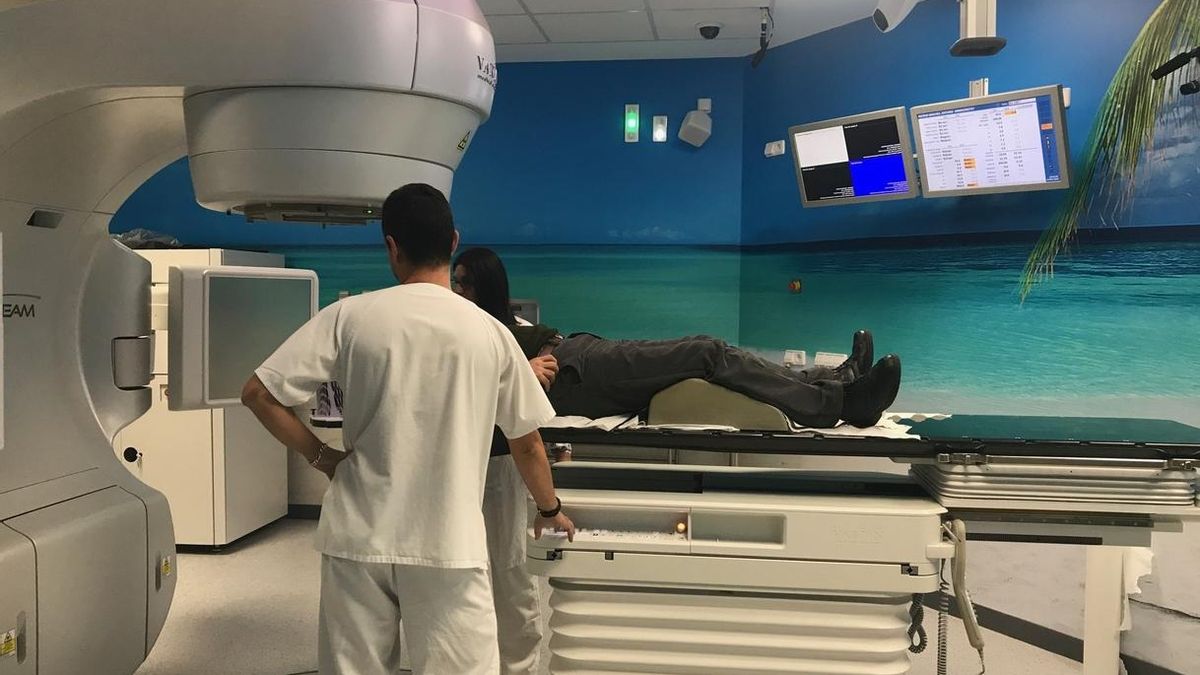 Un paciente en un acelerador lineal en un hospital de Málaga.