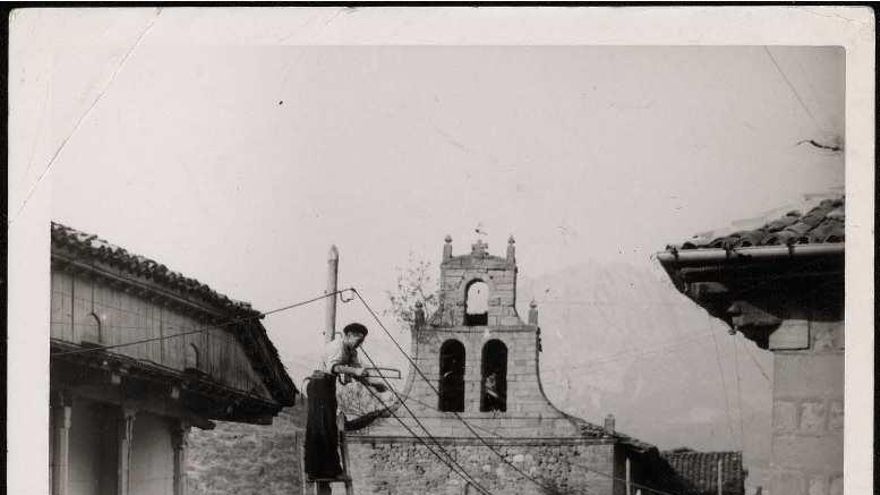 "Potes, la mártir. Tropas nacionales, llegando a Potes". 5-9-37.