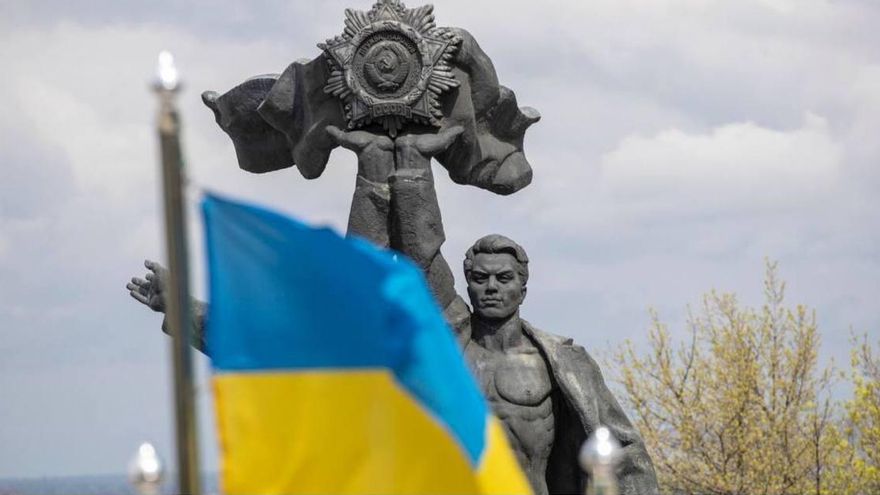Desmantelamiento de un monumento en Kiev