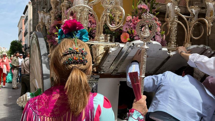 Carreta de la Hermandad y hermanos