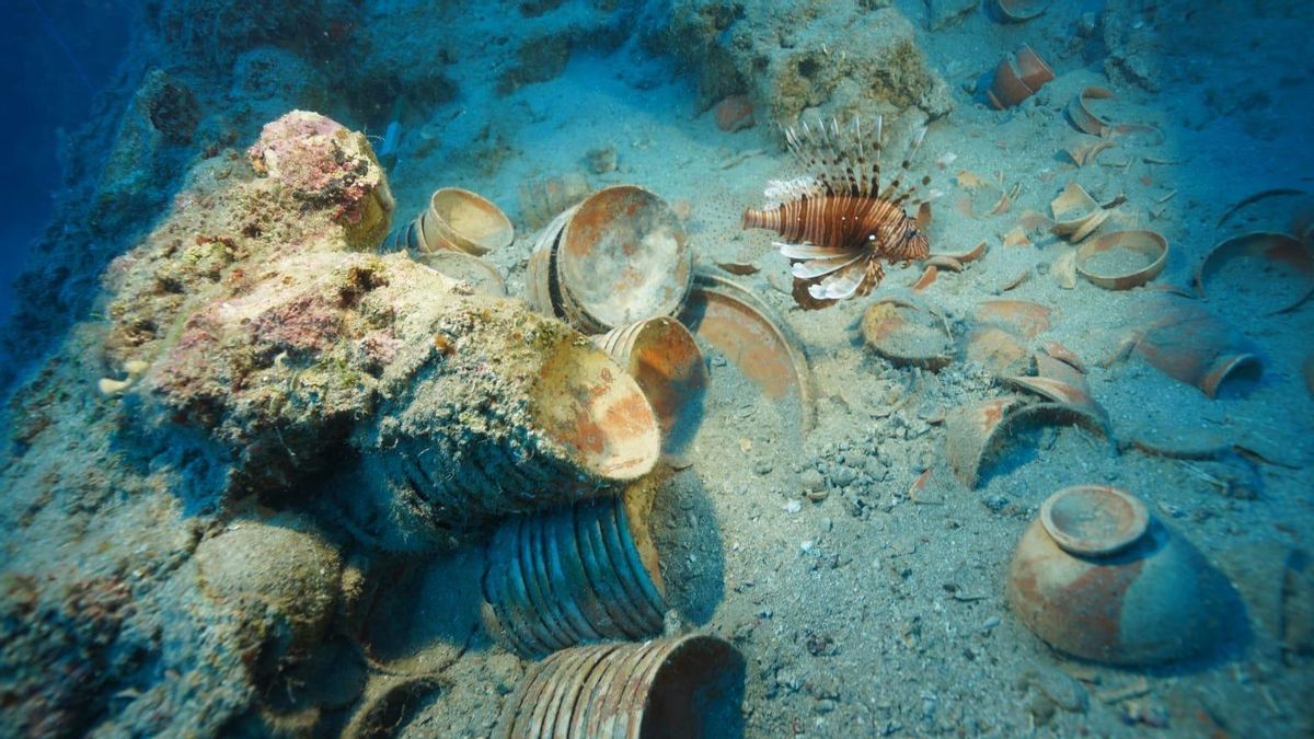 Más de 100 piezas de una vajilla cerámica aparece entre los restos de un naufragio de hace 2.100 años