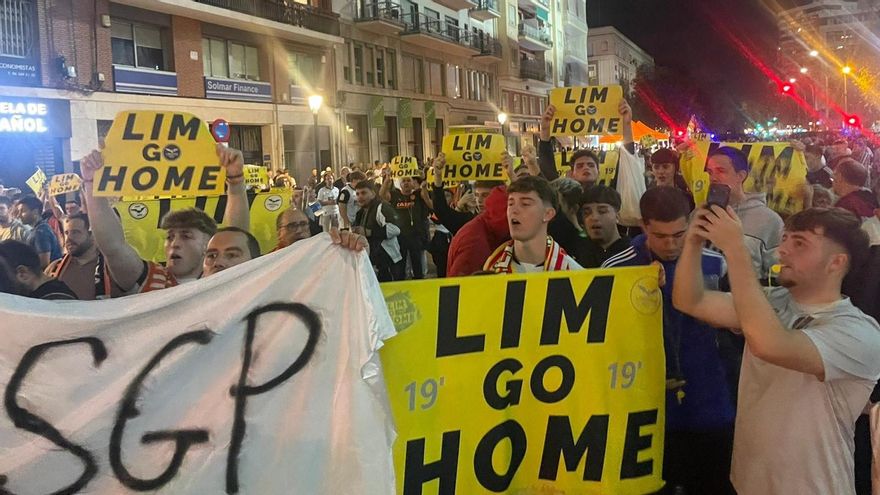 La afición del Valencia CF protesta contra Lim por la retención de los seguidores en Singapur y por la gestión del club