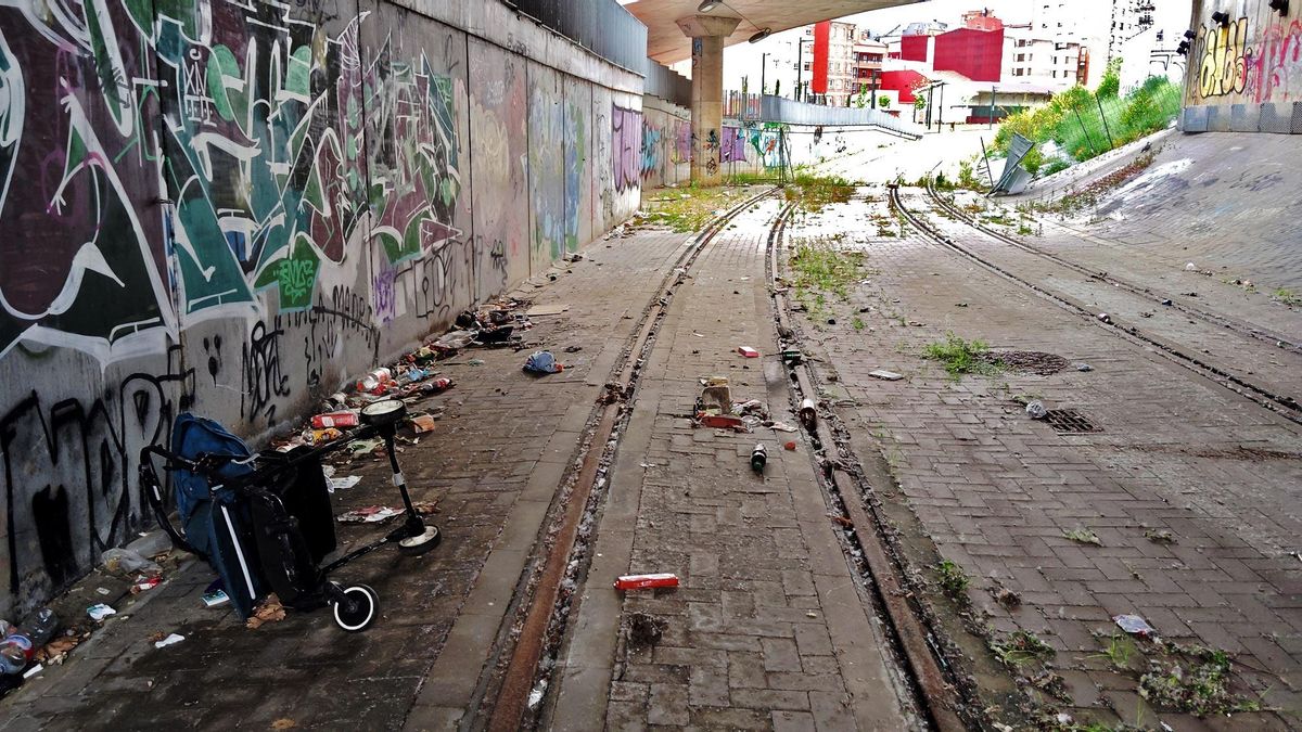 Basura y abandono de las vías del tranvía en el subterráneo bajo Álvaro López Núñez.