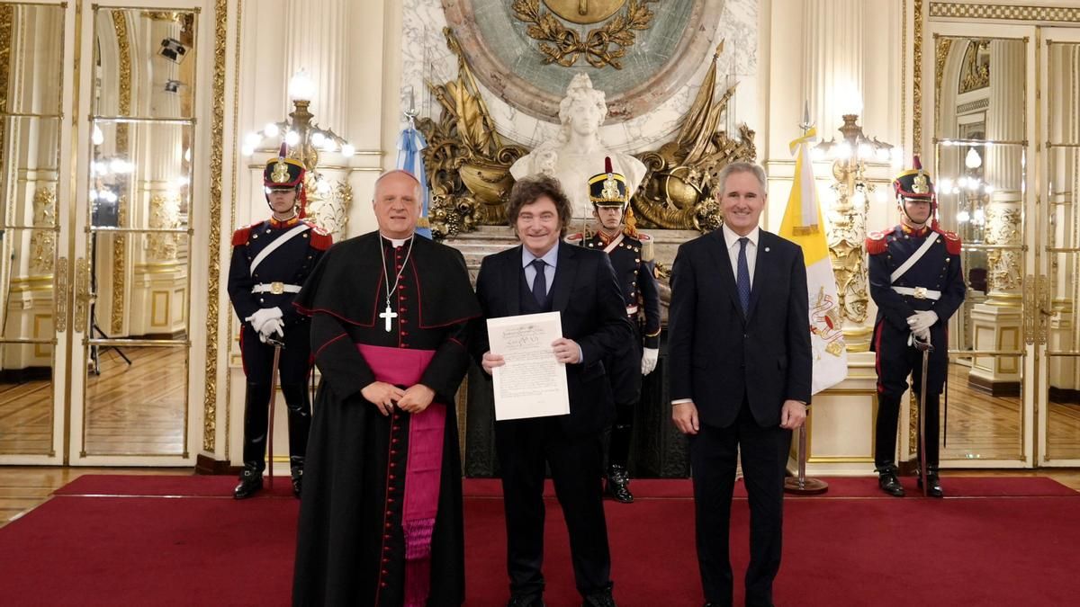 El presidente Javier Milei, acompañado por el canciller, Pablo Quirno, recibió las cartas credenciales del nuncio apostólico ante la República Argentina, monseñor Michael Wallace Banach.