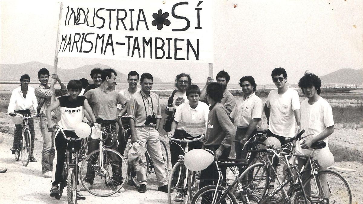 Fotografía histórica de las primeras reivindicaciones de ARCA en defensa de los humedales cántabros.