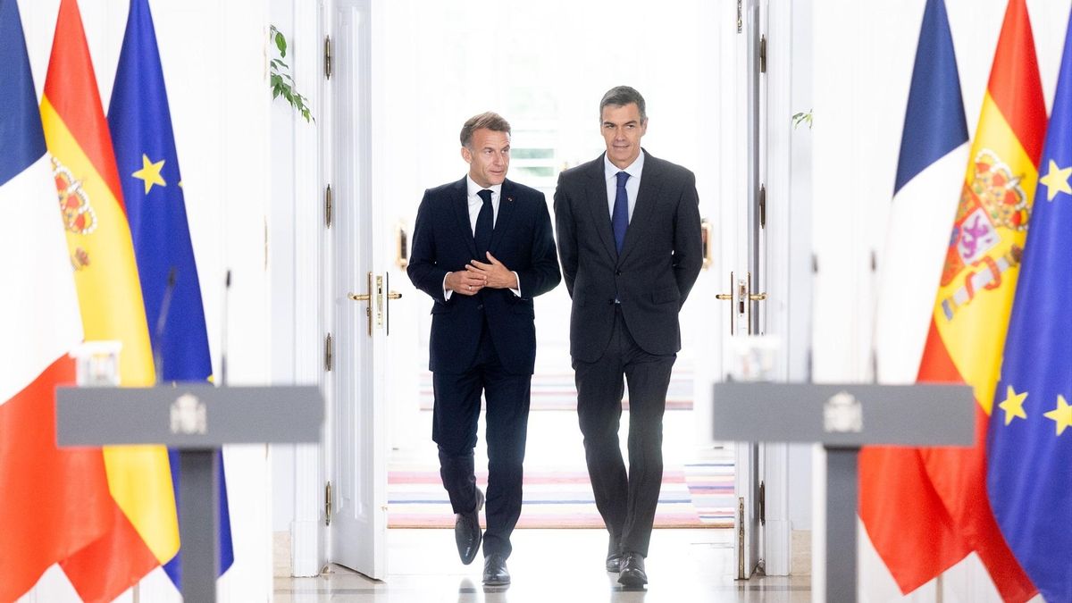 El presidente Pedro Sánchez y el presidente francés, Emmanuel Macron, a su llegada a la rueda de prensa en Madrid, este miércoles.