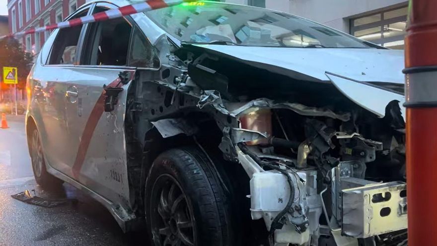 Peligroso accidente sin heridos: un taxi revienta un andamio al chocar contra él en la calle San Bernardo