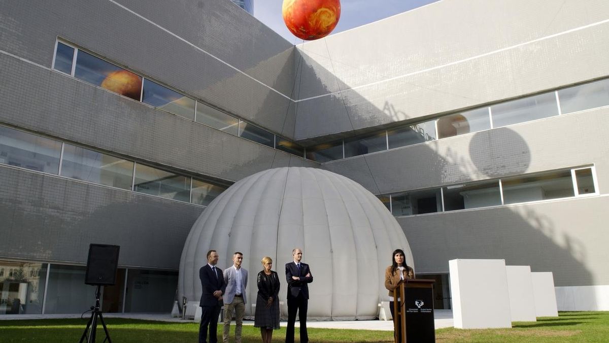 UPV/EHU instala en el Bizkaia Aretoa un montaje sobre el sistema solar con maquetas a escala, fotos y un planetario